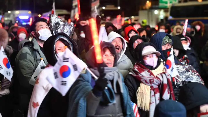 Снесли полицейских, разгромили суд: Взбунтовались сторонники арестованного президента Южной Кореи