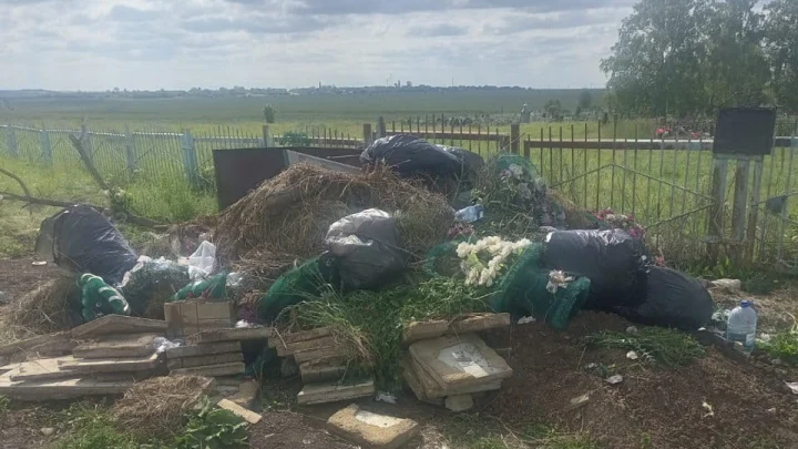 Кресты, надгробья и венки: в Челябинской области нашли кладбищенскую свалку