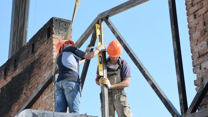 Крышу сгоревшего в Краснодаре дома на Российской сделают к 14 октября