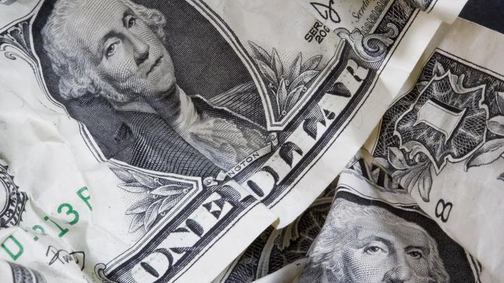 Приближается опасный момент: Экономист рассказал, как доллар будут забивать кирпичом