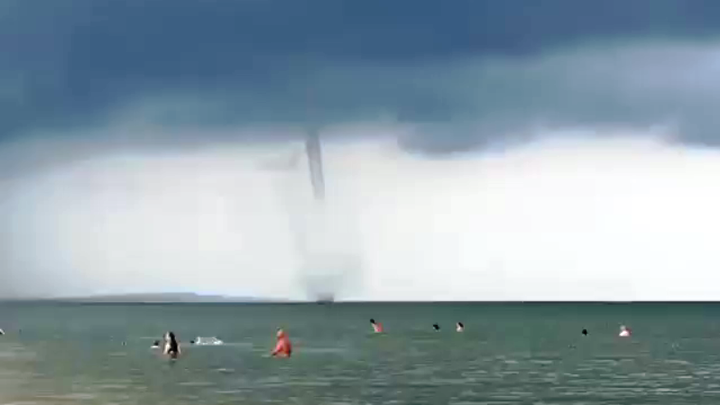 Даже смерч нипочем: Туристы купались в море во время шторма, несмотря на запрет