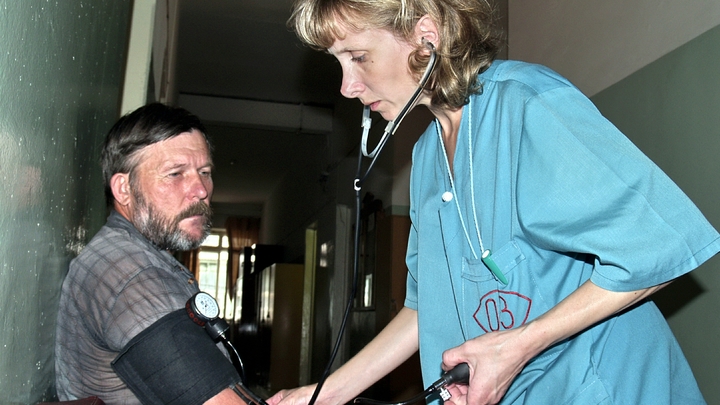 Кардиолог разъяснил связь ухудшения зрения и гипертонии