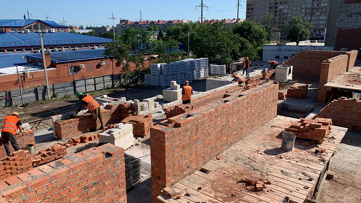 В Ейске по улице Коммунистической восстанавливают подъезды дома, разрушенного при падении самолёта