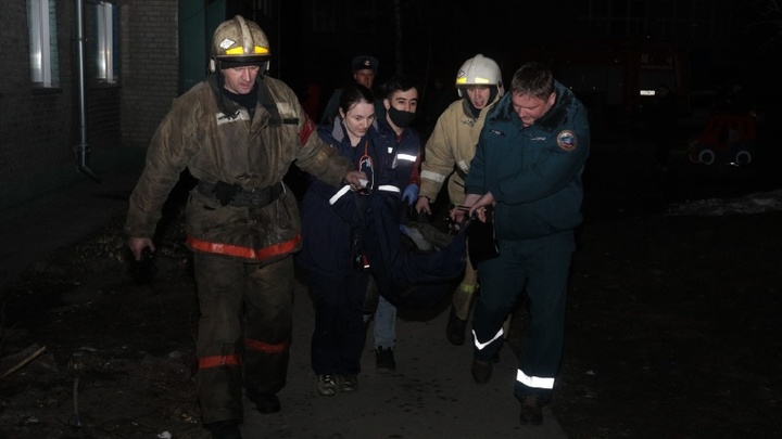 Прыгали из окон: Один человек погиб, четверо пострадали при пожаре в Новосибирске
