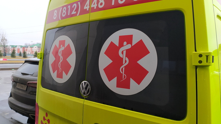 Иномарка влетела в школьный автобус в Кузбассе. 14 детей доставлены в больницу