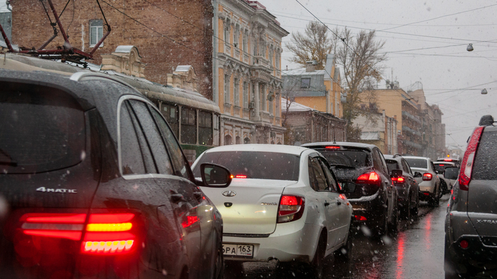 Петербург встал в огромную пробку вечером вторника