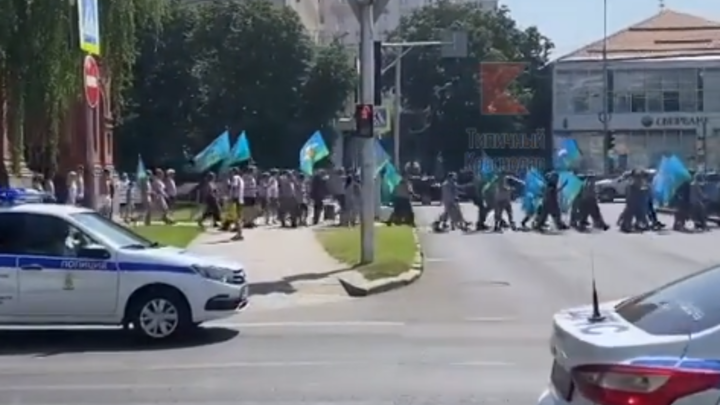 Возложением цветов не обошлось: В Краснодаре десантники промаршировали к Вечному Огню