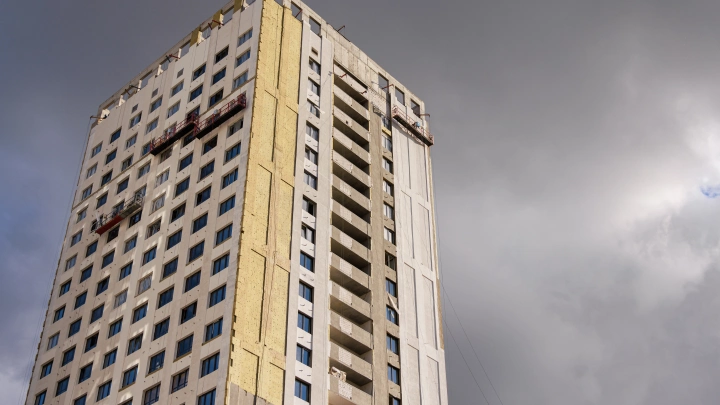 В Казахстане обнажённый мужчина спрыгнул с 11-этажного дома