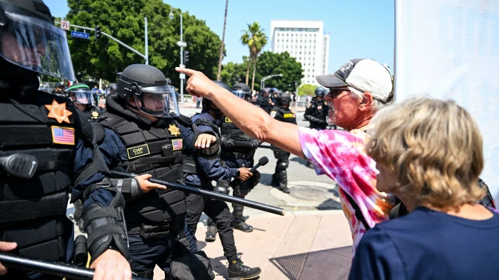 Новая волна протестов в США. К Калифорнии присоединился Техас: Силовики разгоняют демонстрантов светошумовыми гранатами