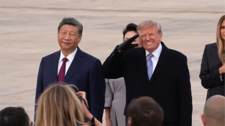 Внимание на лица Трампа и Си: Кто испугался самолёта больше?