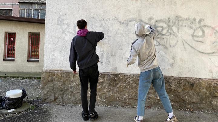 В Новороссийске вандалов-граффитистов  заставили стирать свои художества