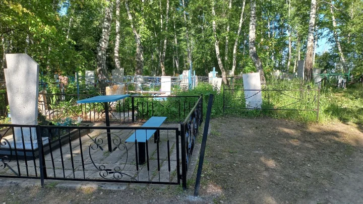 Ребенок на кладбище в Радоницу: священники рассказали, можно ли брать с собой детей