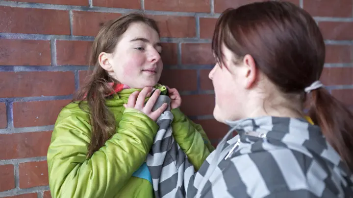 Я их раскидаю: На Урале малолетняя красноволосая блогерша на камеру бьёт детей. Управы на неё не нашли