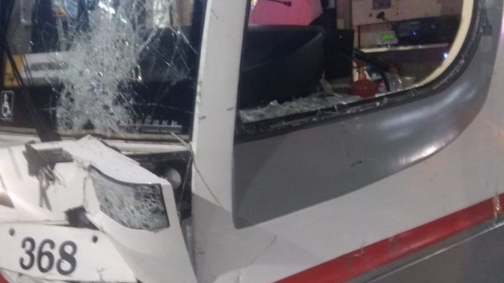 В Краснодаре грузовик протаранил трамвай маршрута №4