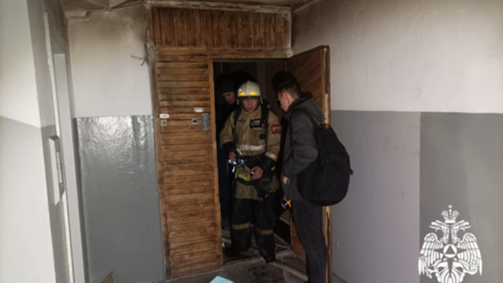 В Новосибирске во время пожара в многоэтажке погибла женщина