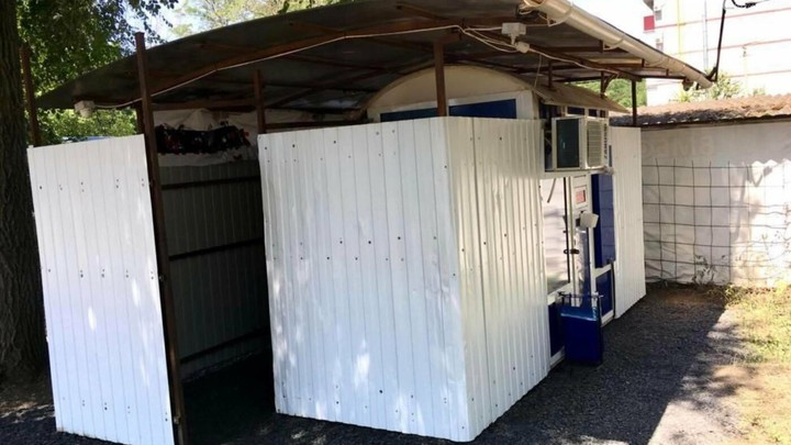 Хитрый предприниматель из Таганрога замаскировал зал игровых автоматов под общественный туалет