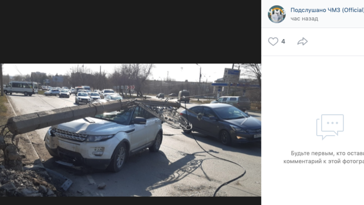 Бетонный столб упал на авто в Челябинске (ФОТО АВАРИИ)