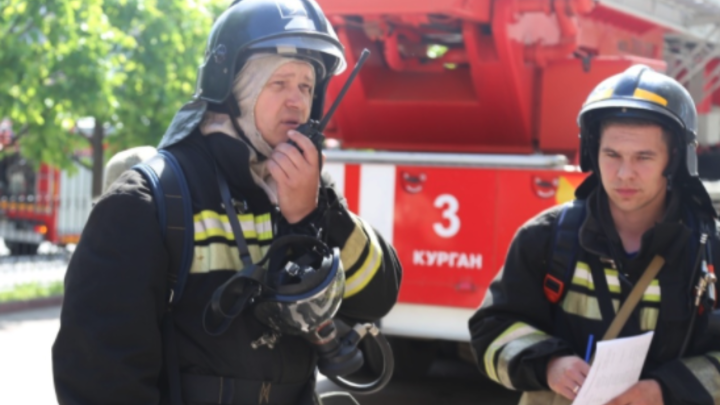В Кургане из горящего дома пожарные вынесли двух девочек