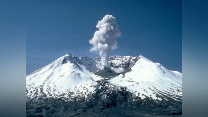 Вулкан Эбеко на Курилах выбросил столб пепла на высоту 2,5 километра