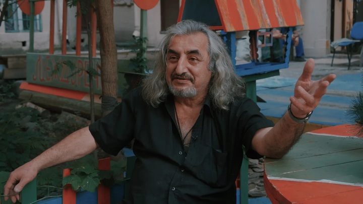 Уличный художник Нельсон после выселения из легендарного подвала покинет Петербург