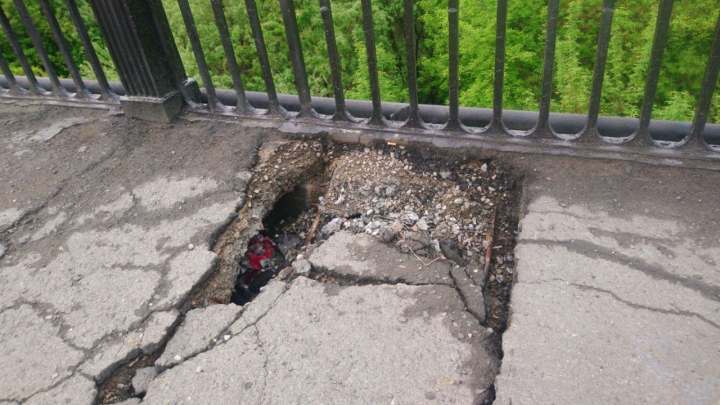 На Красноармейском мосту в Кемерове провалился асфальт