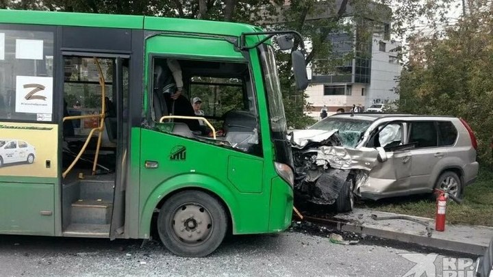 Шесть человек пострадали в результате столкновения автобуса и легковушки в Екатеринбурге