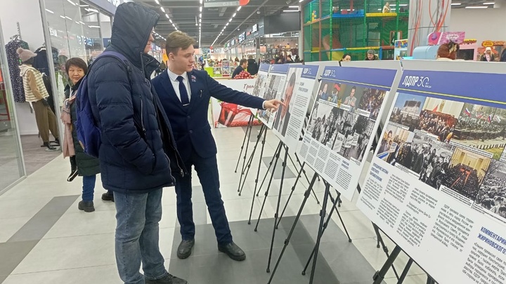 В новосибирском ТЦ открылась выставка неизвестных фотографий Жириновского