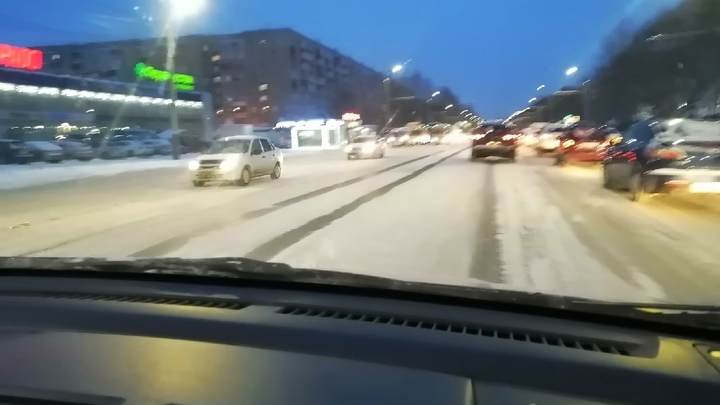 В Челябинске водитель обладминистрации грубо нарушил ПДД на загруженном перекрёстке