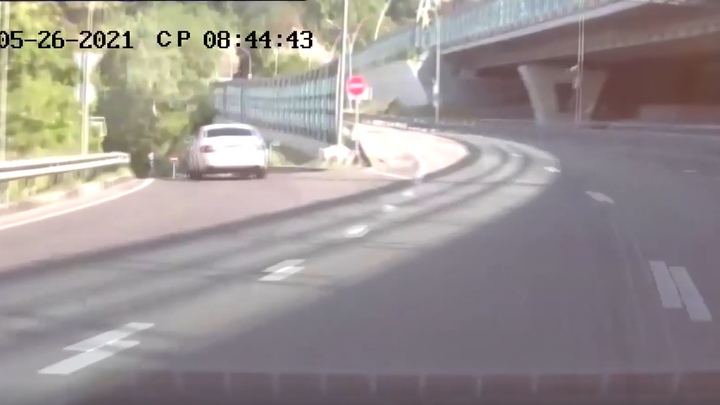 Протаранил и остановился: Полицейские для задержания гонщика подставили свой автомобиль под удар