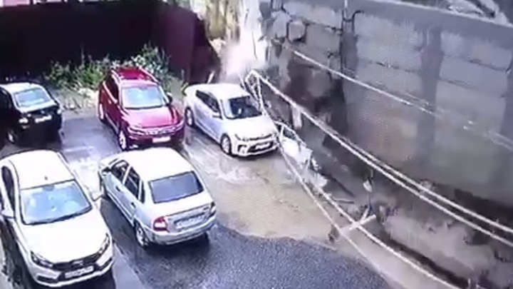 Рухнувшая стена повредила четыре машины в Кисловодске