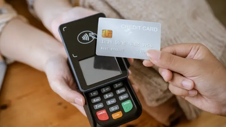 Телефон вместо карты: в России раскрыли новую схему обмана через NFC