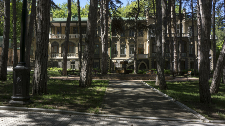 ЧП на курорте в Кисловодске: Скальная порода рухнула в санатории Москва