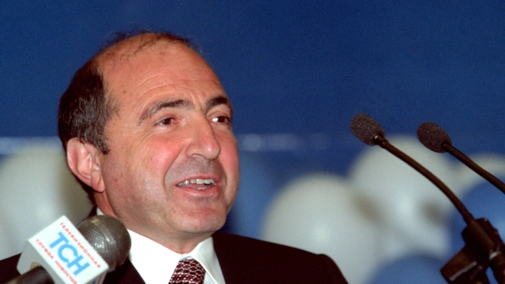 Удел предателя: Как сейчас выглядит могила Бориса Березовского?