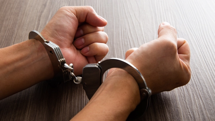 Украинку сняли с международного рейса из-за слова бомба на лбу