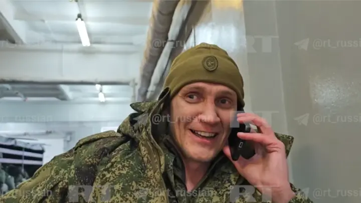 «Люблю тебя»: RT снял трогательную беседу освобождённого русского пленного с женой