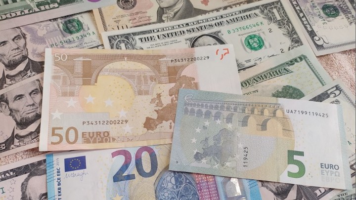 Аналитик Сыроваткин предупредил об опасности: Под угрозой сбережения в долларах и евро