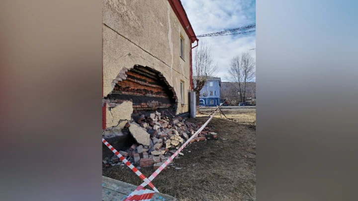 Обрушилась стена многоквартирного дома в кузбасском городе