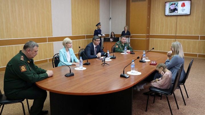 Во Владимирской области матери погибшего на Украине рядового Евгения Калинина вручили Орден Мужества