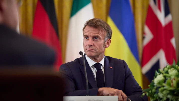 Макрона прокатили на трамвае, а потом отправили с автоматом в посадки. Обиженного неудачника высмеяли в Италии