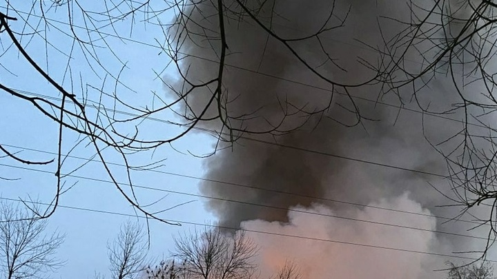 Пожар в здании танкового училища в Казани. Очевидцы засняли клубы дыма