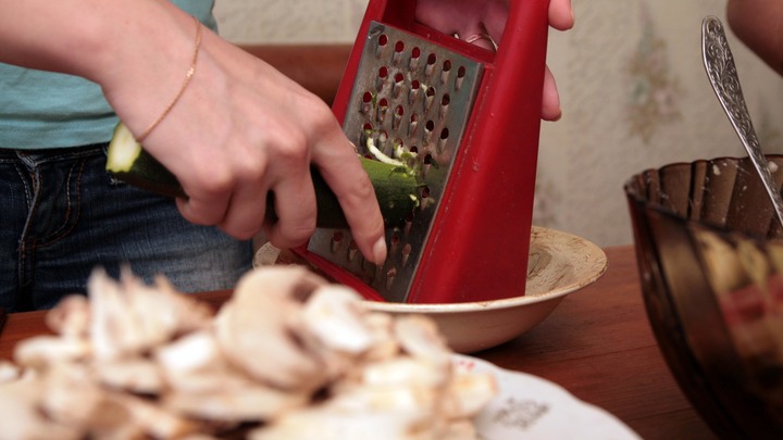 В Балашихе спасатели освободили застрявшего в тёрке годовалого ребёнка В Балашихе спасатели освободили застрявшего в тёрке годовалого ребёнка