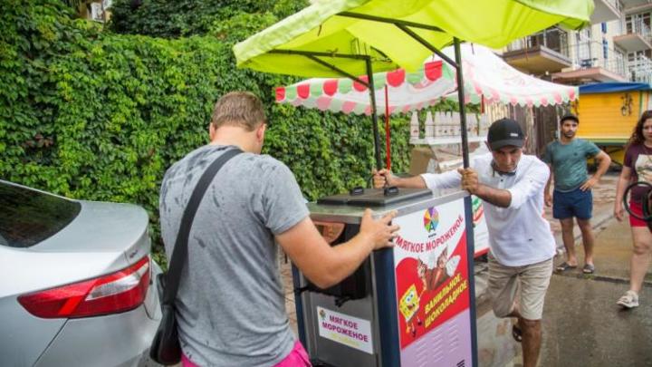 В Анапе продолжают сносить незаконные торговые палатки