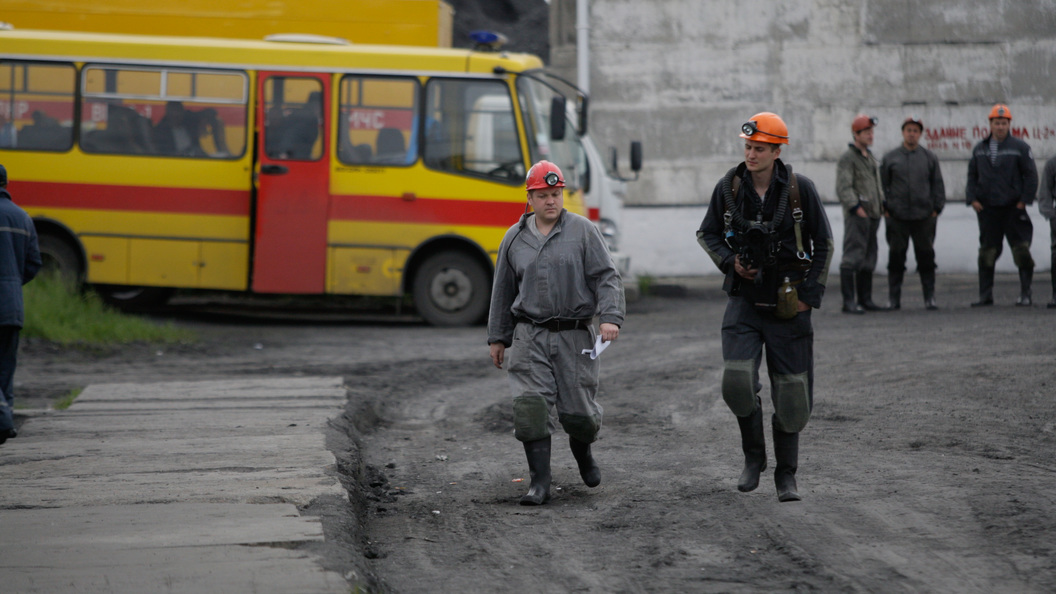 Более 200 украинских шахтеров остались заблокированы под землей без света Более 200 украинских шахтеров остались заблокированы под землей без света