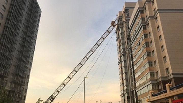 В Новосибирске стрела башенного крана упала возле жилого дома