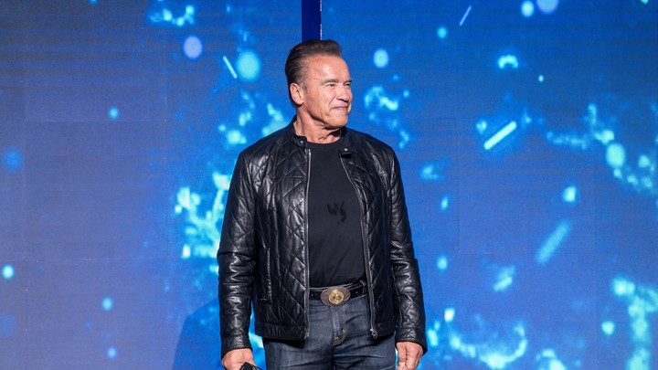 Шварценеггер снял собачье видео о спасении от коронавируса