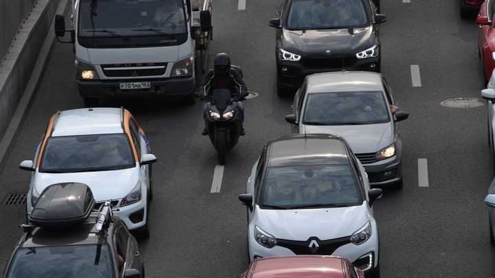 Больше безопасности, меньше манёвренности? В Госдуме хотят наложить ограничения на мотоциклистов