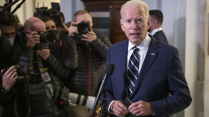 Байден показал, как правильно надевать маску на лицо. Но сам не надел