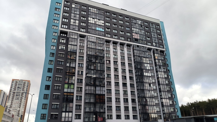 В Екатеринбурге спасли бабушку, которую на балконе запер 3-летний внук