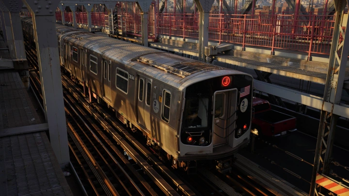 В метро Нью-Йорка злоумышленники в чёрных масках угнали поезд