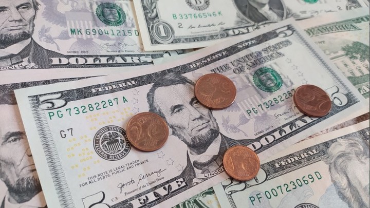 Потолок цен на русскую нефть могут приподнять - Bloomberg